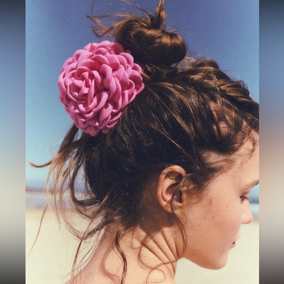 Zara textured flower large hair clip - Picture 2 of 6